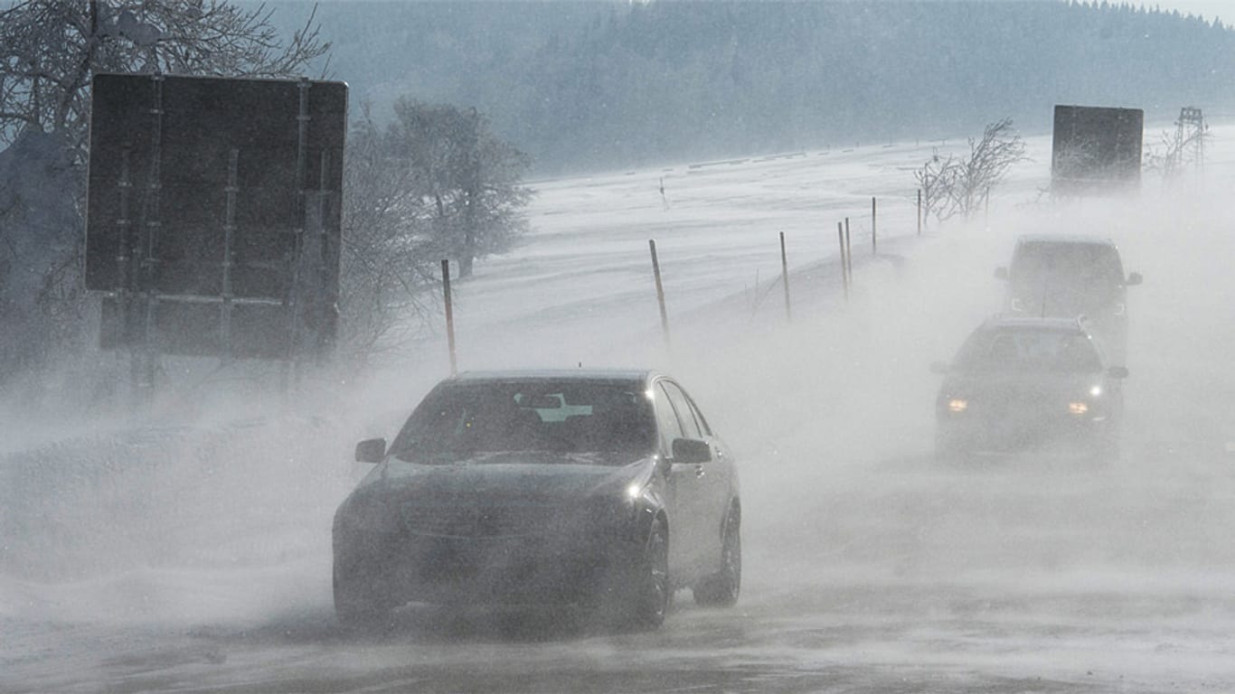 Wie hier bei Hofsgrund in Baden-Württemberg haben die Autofahrer vielerorts mit Schneeverwehungen zu kämpfen.