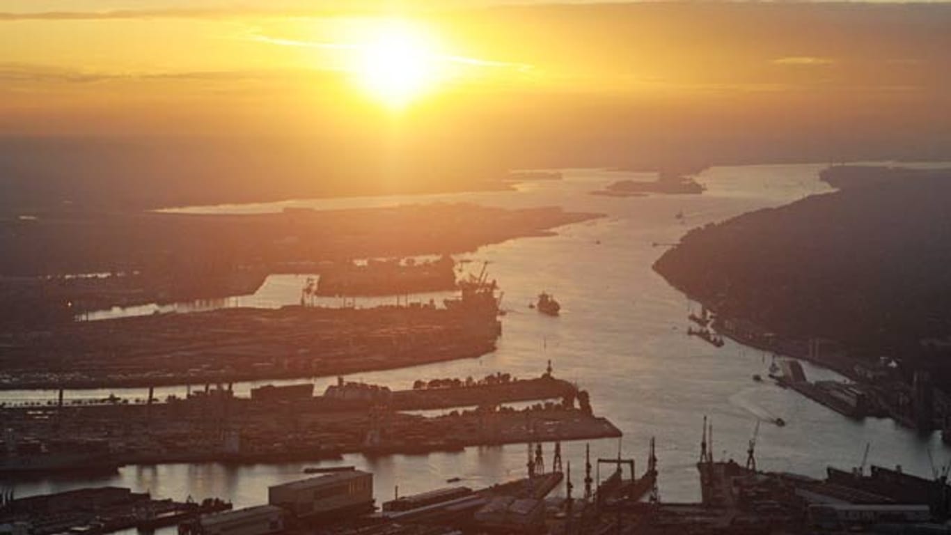 Die Sonne steht tief über dem Hamburger Hafen.