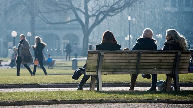 Vor-Frühling in Stuttgart: Passanten genießen das schöne Wetter