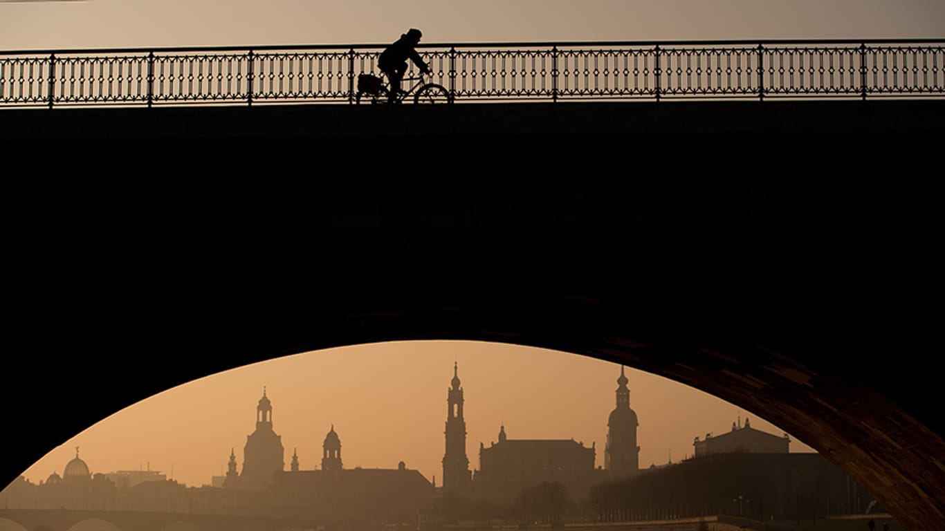 Setzt sich die Sonne durch? Gerade in Flussnähe, wie hier in Dresden, ist das Tag für Tag eine spannende Frage.