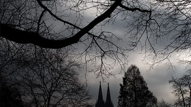 Trübes Wetter über Köln: Tiefausläufer kommen immer wieder von Westen zu uns.