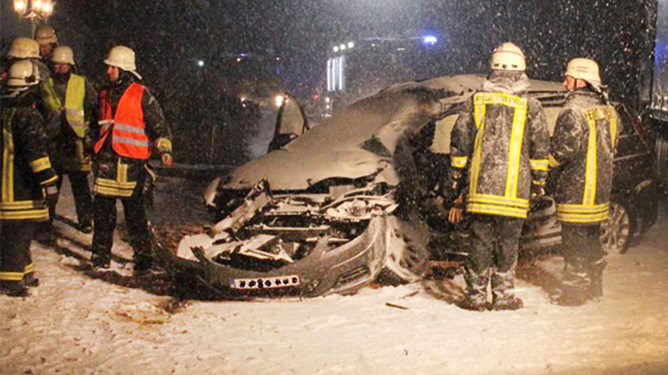 Rettungskräfte stehen an einem verunfallten Auto in Mützenich. Der Fahrer des Wagens wurde lebensgefährlich verletzt.
