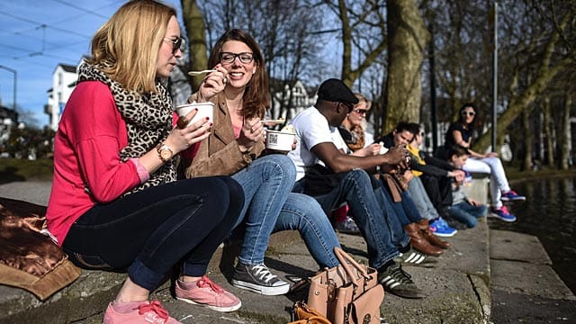 Eis essen vor Schloss Benrath in Düsseldorf: Lisa und Julia freut's.