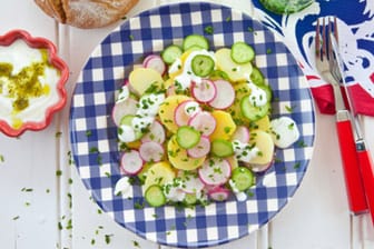 Kartoffelsalat mit Radieschen: Radieschen und Gurken können den traditionellen Kartoffelsalat etwas aufpeppen.