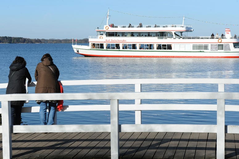 Spaziergänger nutzen im niedersächsischen Bad Zwischenahn das gute Wetter.