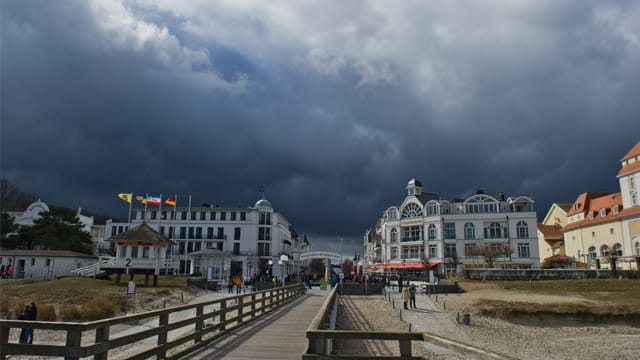 Kein Badewetter herrscht derzeit an der Ostsee: Dunkle Wolken über dem Seebad Binz auf der Insel Rügen.