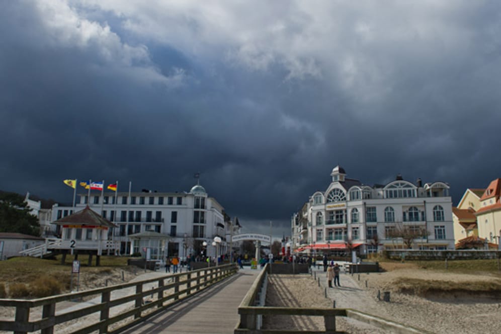 Kein Badewetter herrscht derzeit an der Ostsee: Dunkle Wolken über dem Seebad Binz auf der Insel Rügen.
