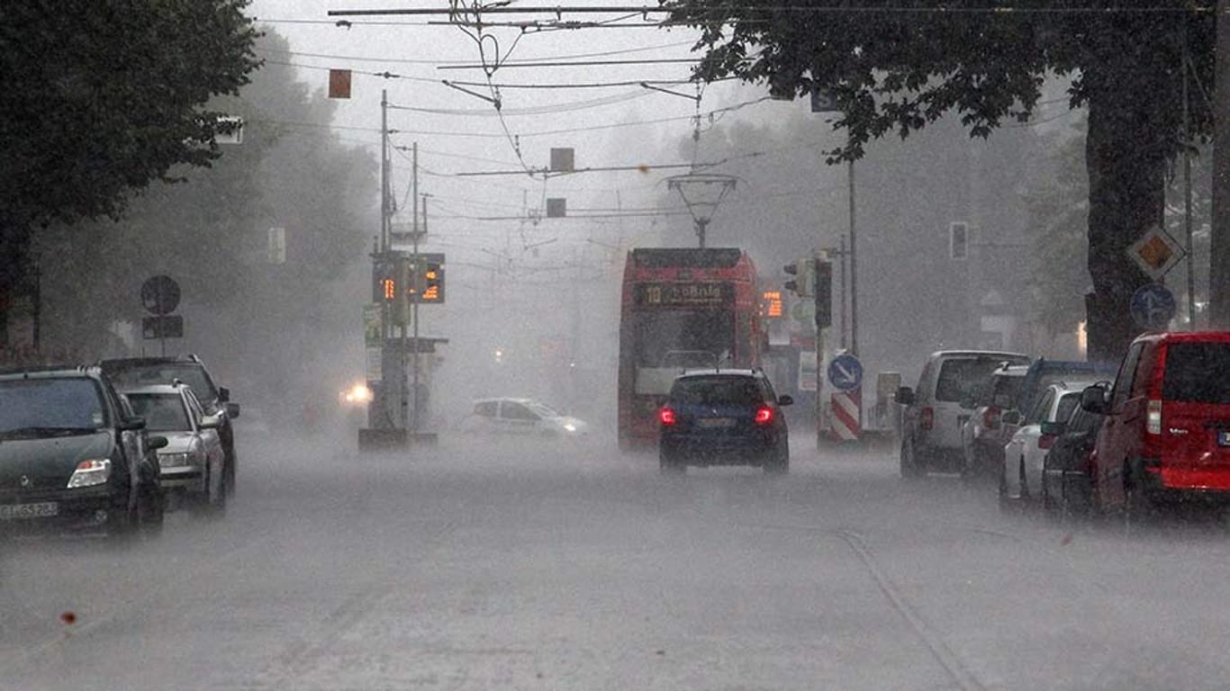 Starker Regen, stürmischer Wind und Gewitter können Autofahrer am Freitag böse überraschen.