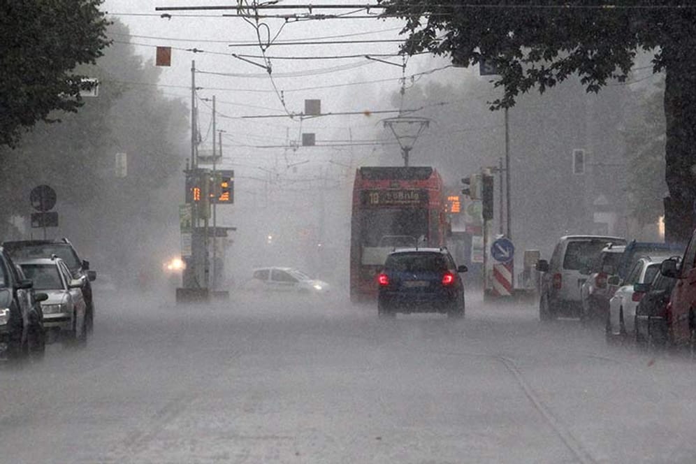 Starker Regen, stürmischer Wind und Gewitter können Autofahrer am Freitag böse überraschen.