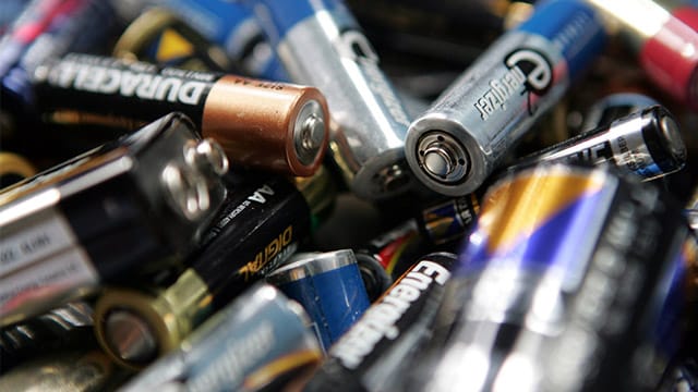 Altbatterien entsorgen: Für leere Batterien gibt es spezielle Recycling-Sammelstellen.