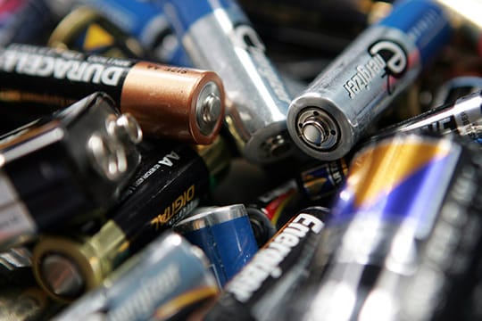 Altbatterien entsorgen: Für leere Batterien gibt es spezielle Recycling-Sammelstellen.