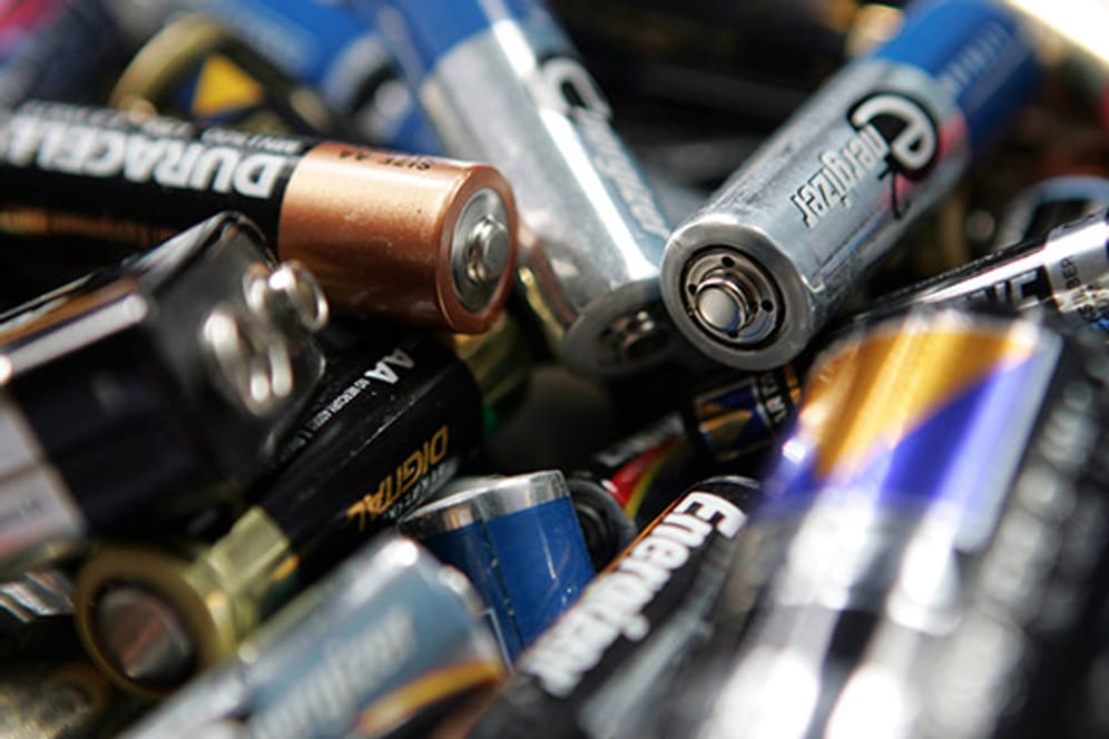 Altbatterien entsorgen: Für leere Batterien gibt es spezielle Recycling-Sammelstellen.