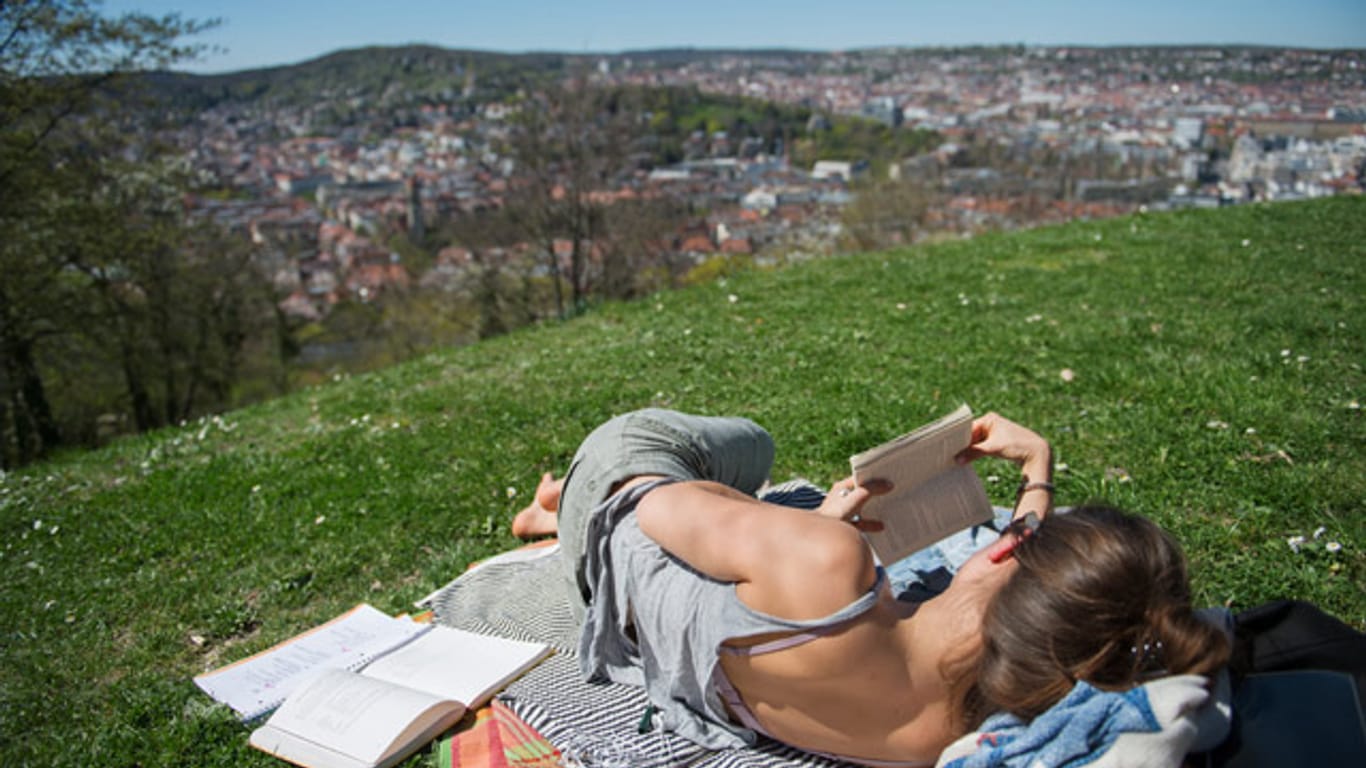 Bilderbuchwetter: Im Weißenburgpark in Stuttgart genießt eine Frau das Sonnenbad