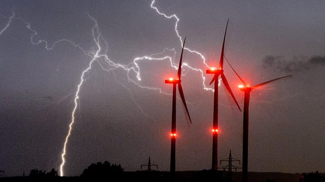 Die Meteorologen erwarten heftige Gewitter über Deutschland.