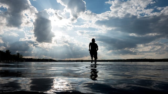 Die Wolken reißen auf: Anbaden im Berliner Wannsee.