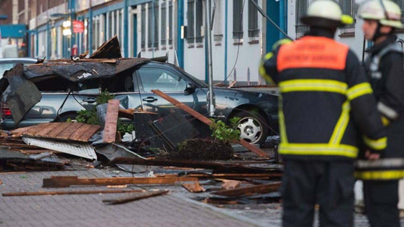 In Hamburg-St. Pauli stürzten Teile eines Dachs auf ein Auto und erschlugen einen Menschen.