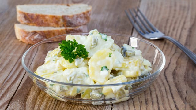 Kartoffelsalat mit Mayonnaise: Diese Variante ist eine beliebte Beilage beim Grillen. (OlyaSolodenko/Getty Images)
