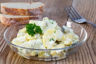 Kartoffelsalat mit Mayonnaise: Diese Variante ist eine beliebte Beilage beim Grillen. (OlyaSolodenko/Getty Images)