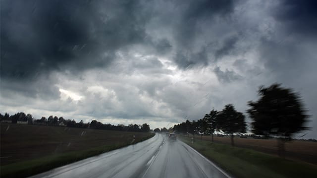 Die Kaltfront hat Unwetter im Gepäck, bei denen es in kurzer Zeit sehr viel regnen kann.