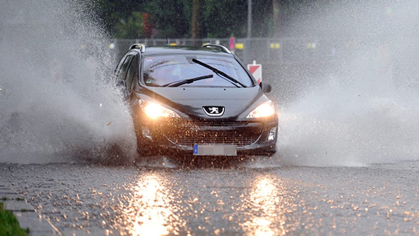 Schwere Regengüsse haben in München die Straßen überflutet und Autofahreren das Leben schwer gemacht