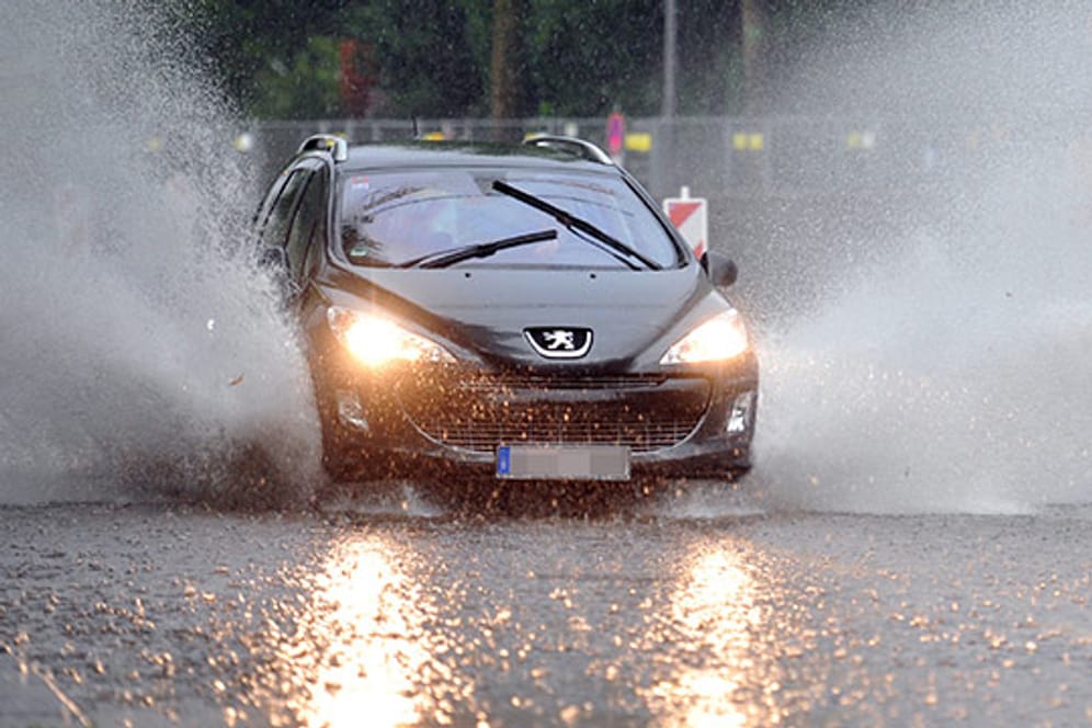 Schwere Regengüsse haben in München die Straßen überflutet und Autofahreren das Leben schwer gemacht