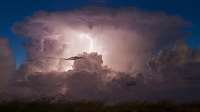 Erst wird's schwül und heiß, dann entladen sich kräftige Gewitter.