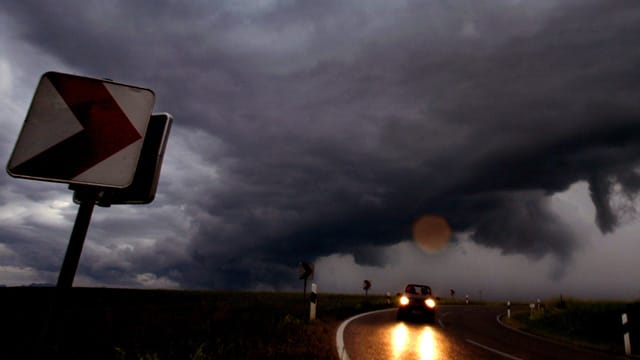 Wolkenwand über Brandenburg: Am Wochenende drohen Unwetter.