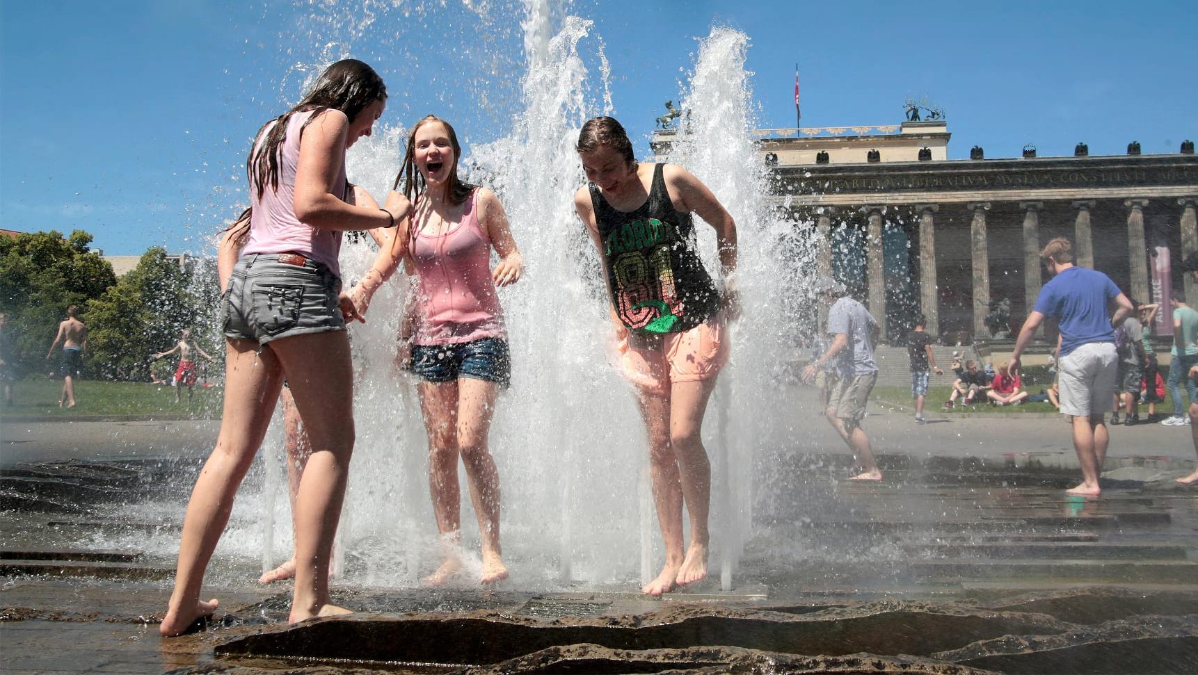 Mädchen baden im Brunnen im Lustgarten in Berlin.