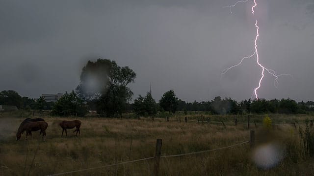 Ein Bild von einem Blitz am Himmel über Niedersachsen bei Hannover.