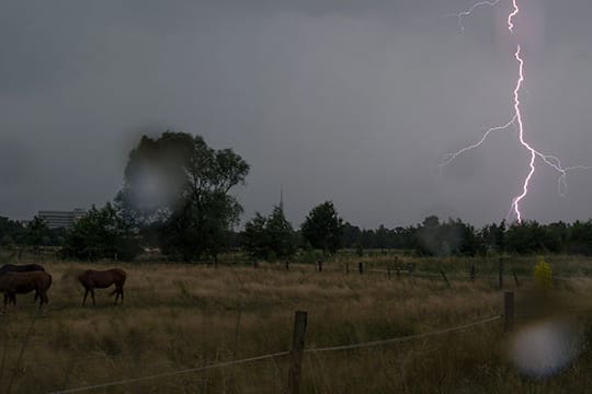 Ein Bild von einem Blitz am Himmel über Niedersachsen bei Hannover.