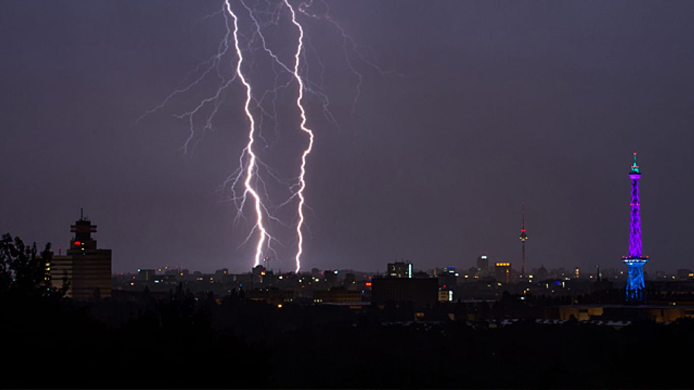 Gewitter über Berlin (Symbolbild): Am Samstag kann es den ganzen Tag zu Gewittern kommen, insbesondere spät nachmittags und abends.