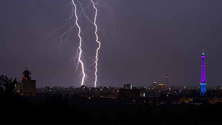 Gewitter über Berlin (Symbolbild): Am Samstag kann es den ganzen Tag zu Gewittern kommen, insbesondere spät nachmittags und abends.