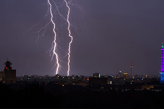 Gewitter über Berlin (Symbolbild): Am Samstag kann es den ganzen Tag zu Gewittern kommen, insbesondere spät nachmittags und abends.