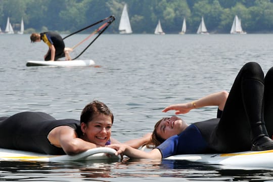 Surfen auf dem Edersee: Bei Temperaturen von bis zu 35 Grad eine willkommene Abkühlung.