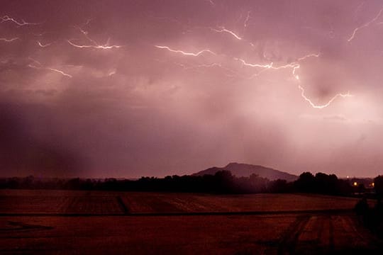 Wand aus Wasser und Gewitter über der Region Hannover.