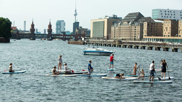 Sommer in der Stadt, Leben auf dem Fluss.