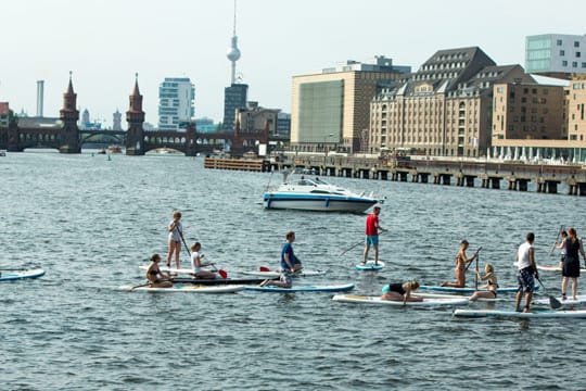 Sommer in der Stadt, Leben auf dem Fluss.