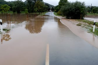 Überflutete Straße im Landkreis Göttingen: Dauerregen nach großer Trockenheit.
