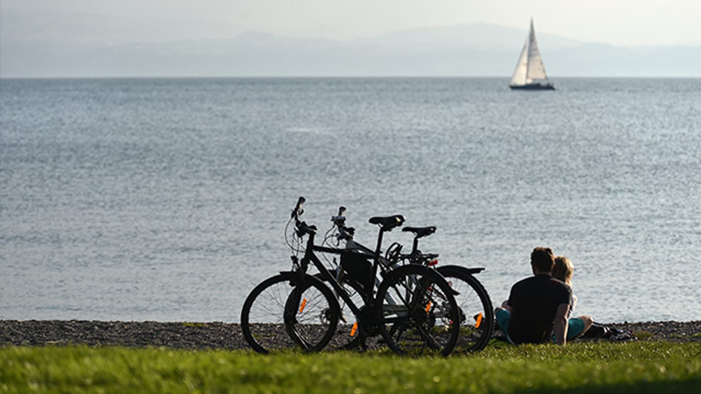 Fahrradtour am See: Die raren spätsommerlichen Sonnenstunden gilt es auszunutzen.