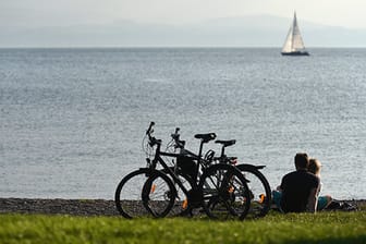 Fahrradtour am See: Die raren spätsommerlichen Sonnenstunden gilt es auszunutzen.