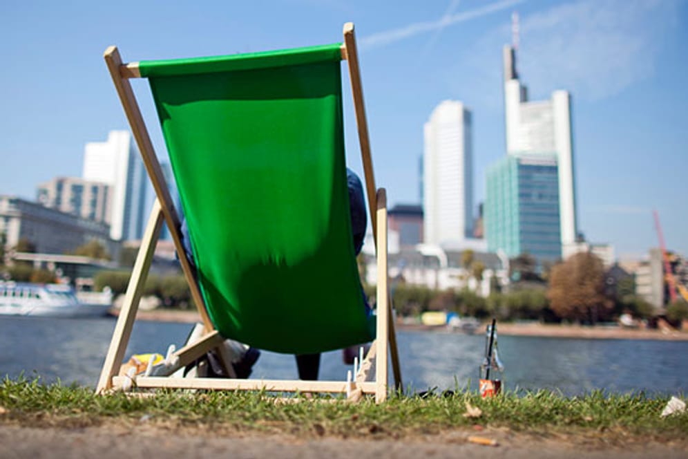 Am Main relaxen und auf die Frankfurter Skyline schauen - am Wochenende klappt's mit Sonne.