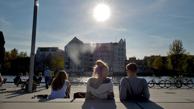 Berliner genießen die Herbstsonne an der Spree.