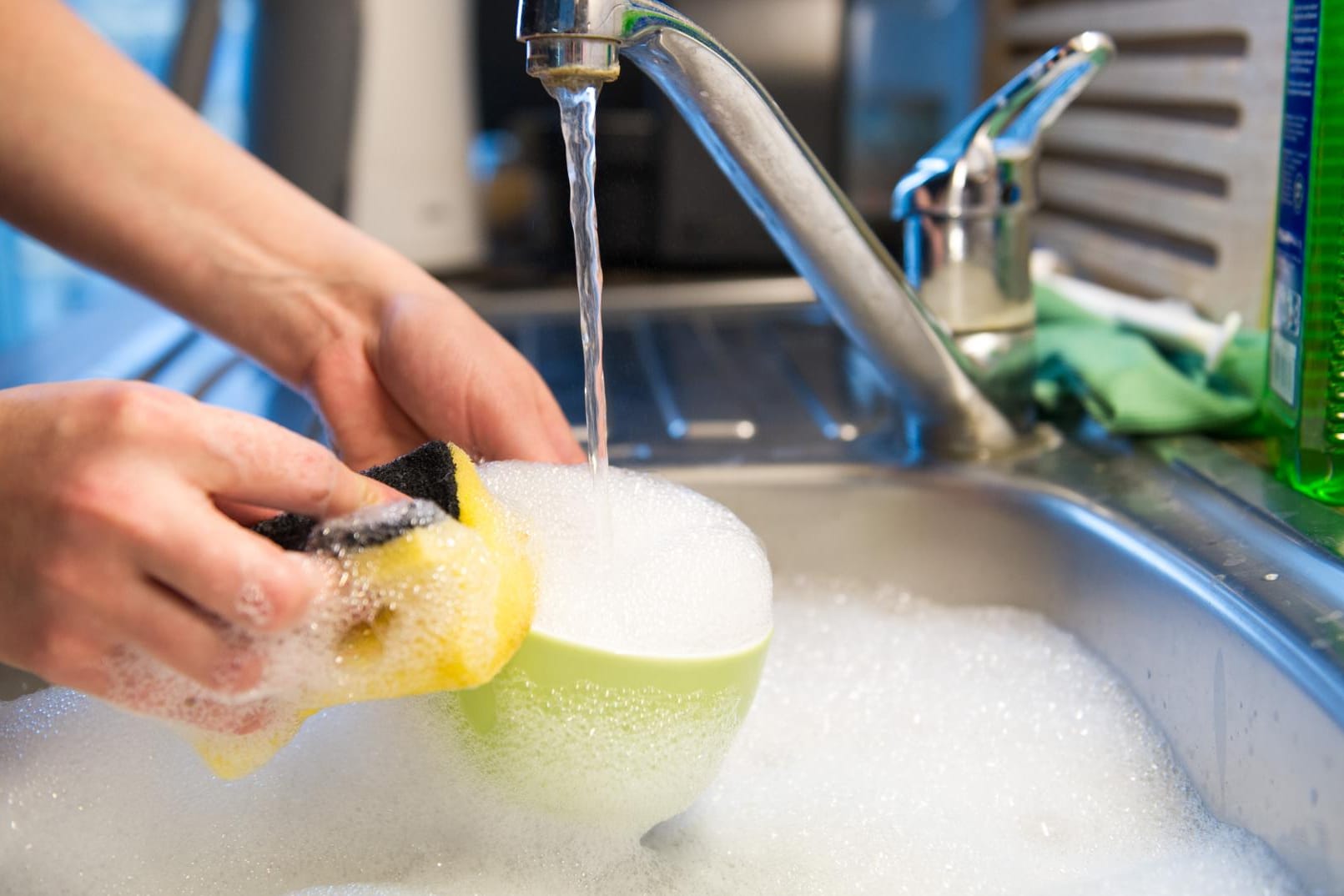 Schaum im Spülbecken: Durch ihn gelangen Schmutzteilchen leicht zurück auf das Geschirr.