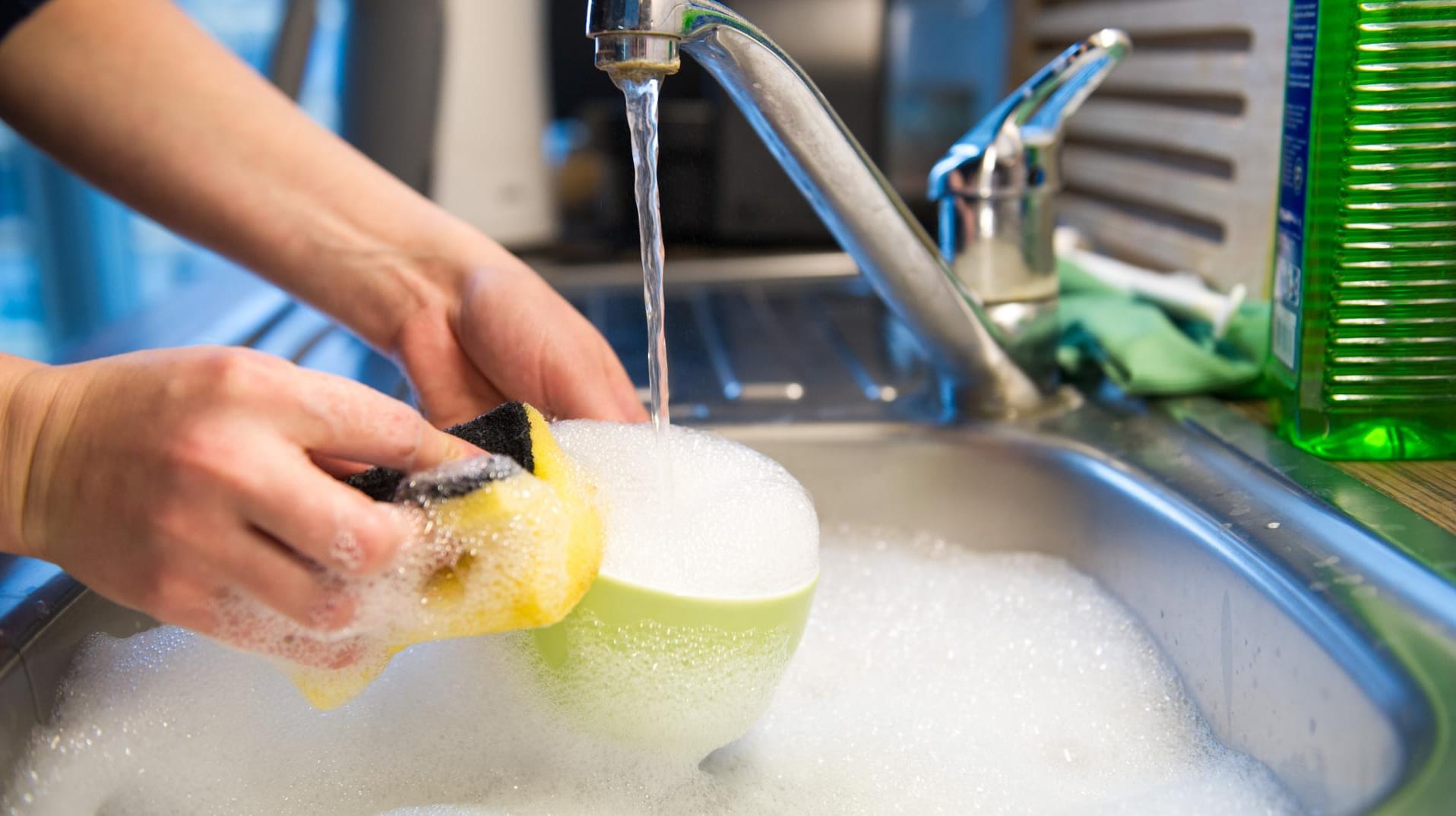 Schaum im Spülbecken: Durch ihn gelangen Schmutzteilchen leicht zurück auf das Geschirr.