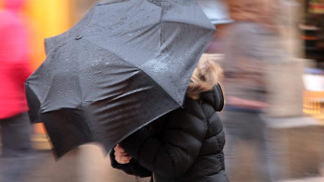 Den Schirm gut festhalten: Der Wind legt noch mal ordentlich zu.