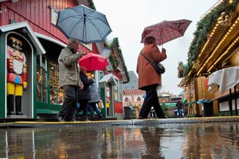 Neue Regenfront: auf den Weihnachtsmarkt am besten mit dem Schirm.