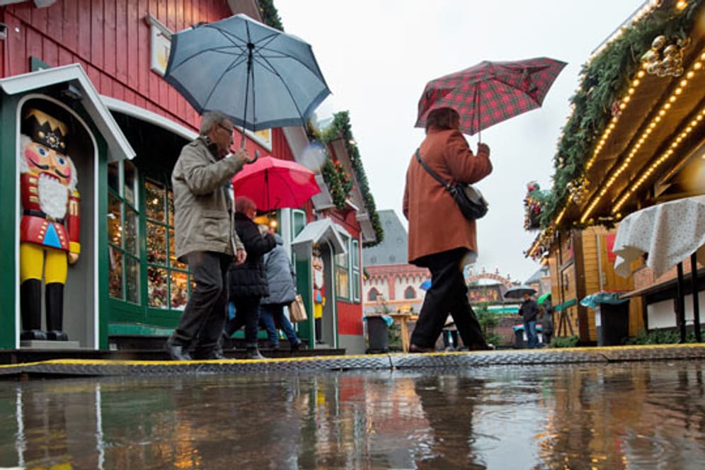 Neue Regenfront: auf den Weihnachtsmarkt am besten mit dem Schirm.