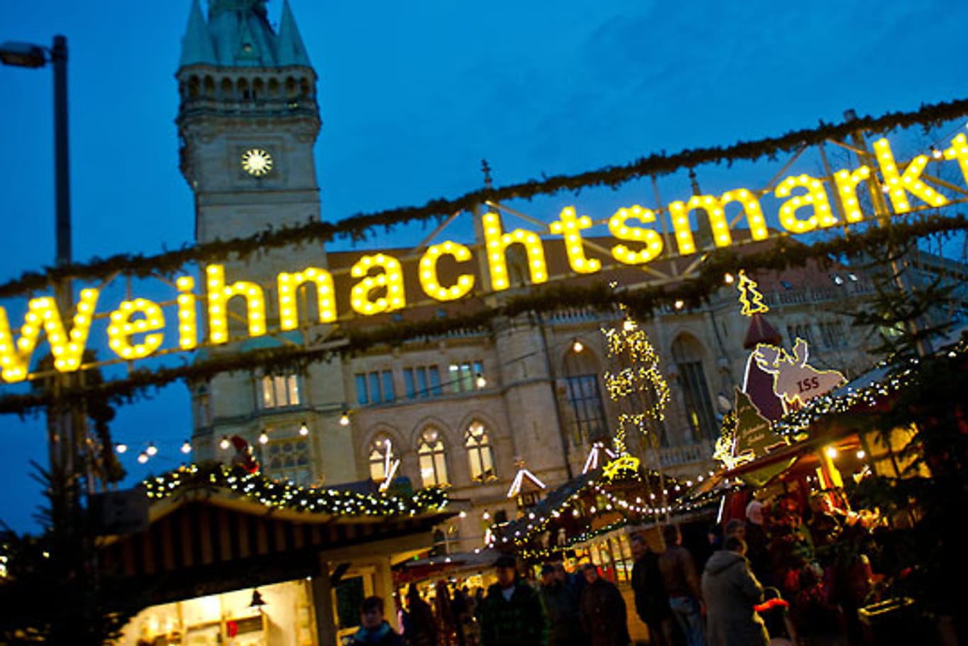 Nicht sehr kalt sieht auch der Weihnachtsmarkt in Braunschweig aus.