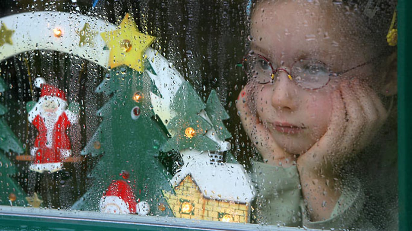 So trübselig brauchen die Kinder an Weihnachten dieses Jahr nicht überall aus der Wäsche beziehungsweise dem Fenster zu schauen, denn mancherorts scheint immerhin die Sonne.