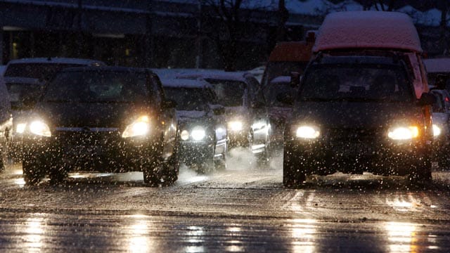 Schneefall am Wochenende: Zahlreiche Straßen könnten glatt werden.